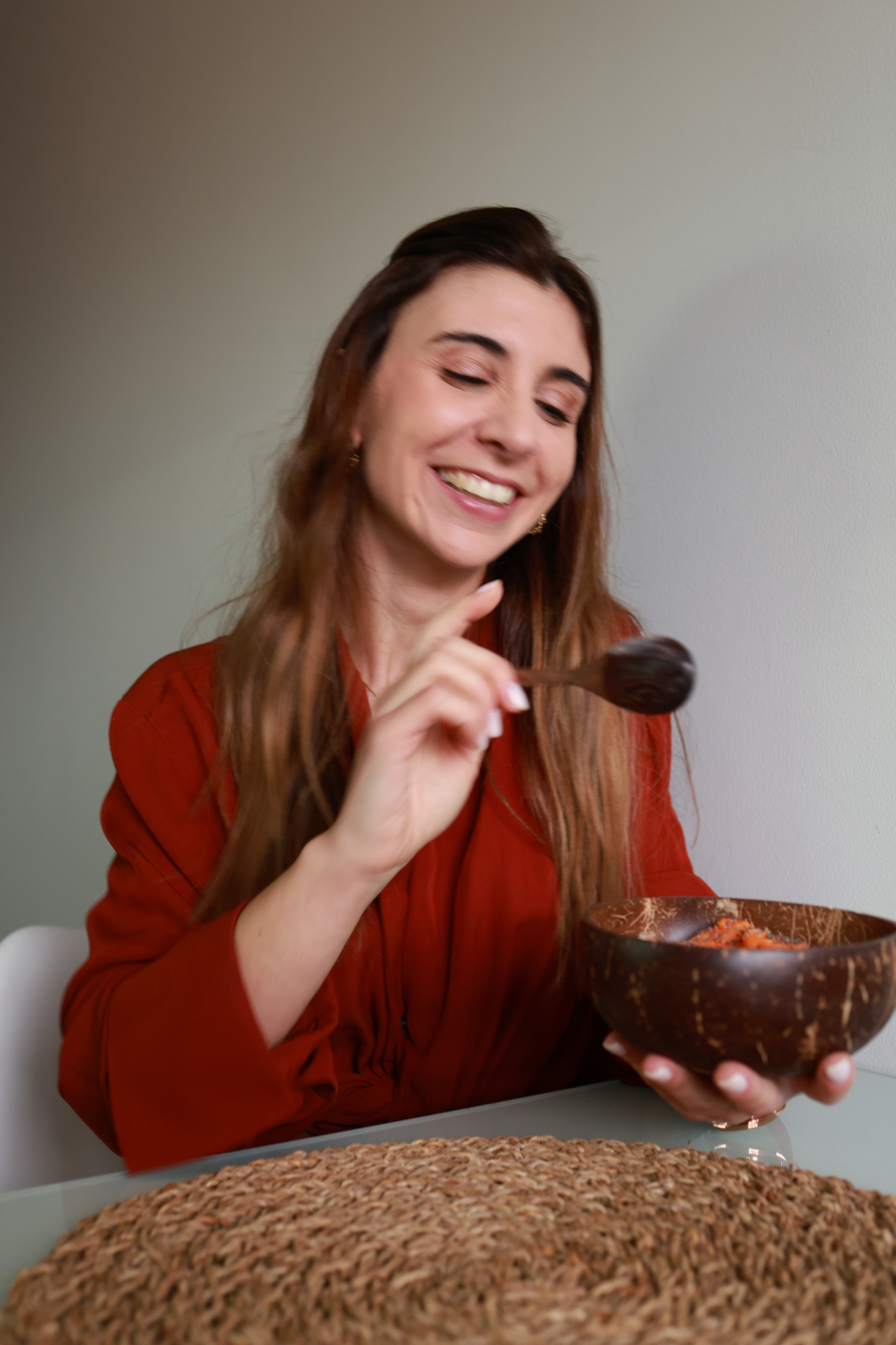 Flávia Santos a comer uma taça saudável